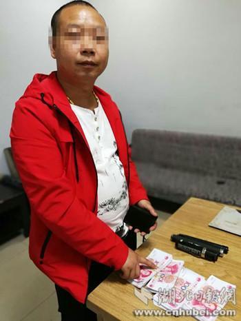 朋友结婚充场面 男子打印店里打印3万余元假钞