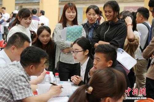 人社部回应民生热点：养老金是每人都涨5.5%吗？