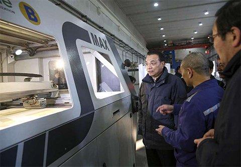 李克强赞这家企业一分钟穿越了两个时代 