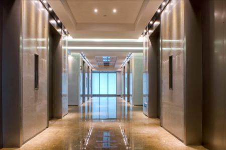 重庆一写字楼现奇葩电梯 光有电梯按钮却看不到电梯门太滑稽