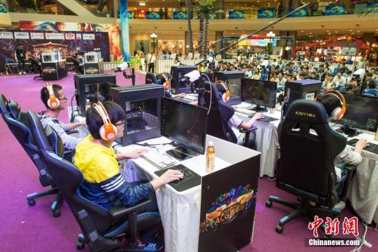 资料图：，2016年海峡两岸ACG嘉年华活动在武汉举行，ACG嘉年华是一场集电竞、动画、漫画为一体的大型电竞类赛事。 <a target='_blank' href='http://www.chinanews.com/'>中新社</a>记者 张畅 摄