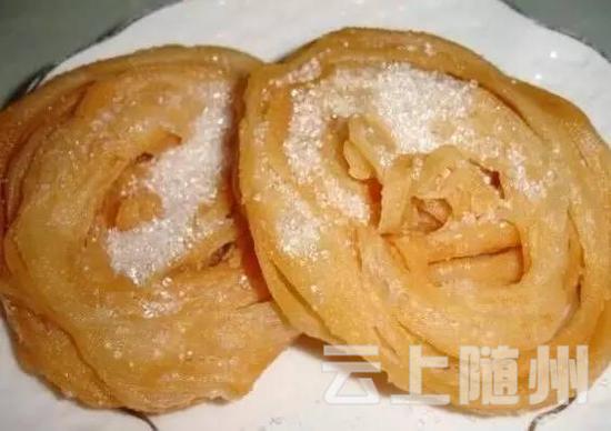 东坡饼又名空心饼、千层饼，是为纪念苏东坡而命名的，是鄂州传统美食之一。吃时洒上白糖，香甜可口。