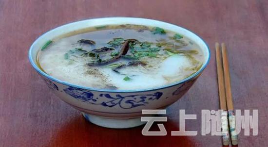 黄潭米粉出自湖北省天门市黄潭镇的汉族特色名吃，以汤鲜、味浓、细滑爽口等著称，是天门人推荐的早餐首选。