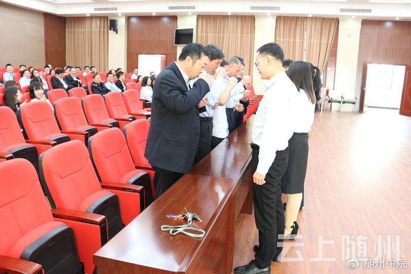 学员向导师敬茶