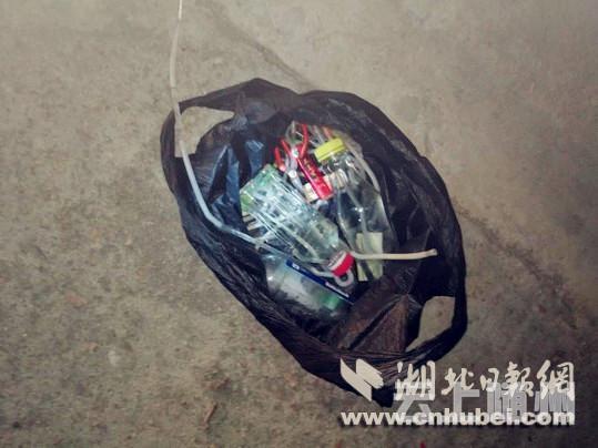 现场收缴毒品及工具。（通讯员 陈钊 摄）