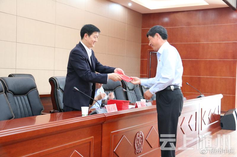 冯春林主任为导师颁发聘书