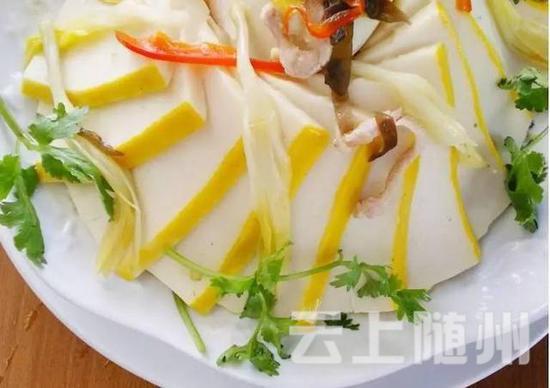 荆州传统名菜，又名荆州花糕。鱼糕是荆州一带特有的风味，以吃鱼不见鱼，鱼含肉味，肉有鱼香，清香滑嫩，入口即溶被人称道。