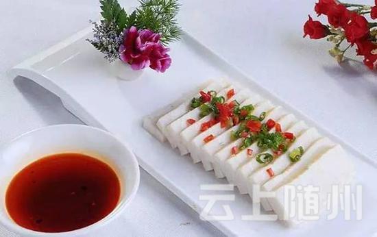 长湖鱼糕以长湖产鲌鱼为上等，入口细嫩、鱼味悠长，至今仍为人们所喜爱，并有“无糕不成席”、 “无席不见糕”之说。