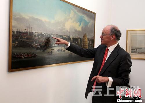 近日，英中贸易协会主席、怡和集团执行董事詹姆斯·沙逊勋爵接受中新社记者专访。他向记者介绍怡和集团会议室内的一幅油画，描绘的是19世纪广州码头风貌。 中新社记者 周兆军 摄