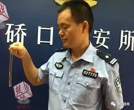 男子仅用1秒抢走金项链 当事人竟以为是蚊子叮