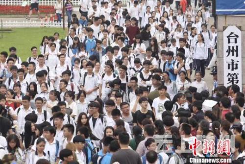 图为浙江考生在参加高考。潘侃俊 摄