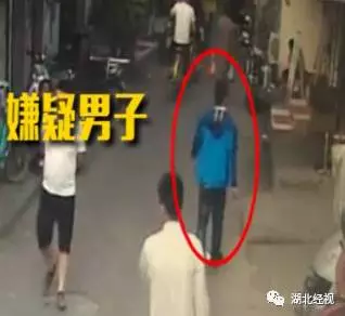 男子仅用1秒抢走金项链 当事人竟以为是蚊子叮