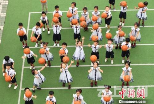 资料图：2017年6月12日，江西省新余市城北中心幼儿园的孩子们拍摄充满童真的毕业照。　赵春亮 摄