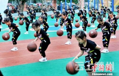 资料图：幼儿园小朋友进行花样拍篮球彩排演练 卓忠伟 摄