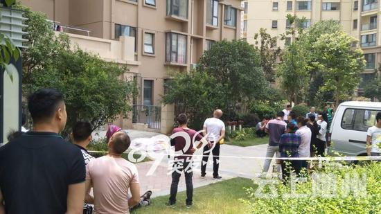 襄州某小区一男子轻生砸中无辜母子