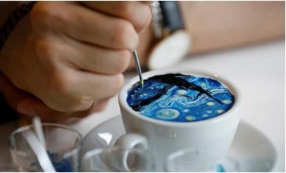 男子咖啡临摹名画