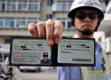 2017年驾驶证年龄新规定，赶快算算你还能开几年车