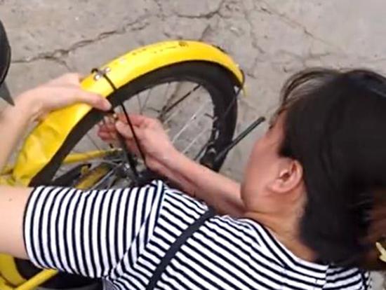 小伙欲骑共享单车 被上私锁大妈放气并指责抢车