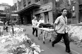 酒店开业遭十几人打砸