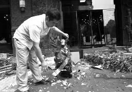 酒店开业遭十几人打砸2