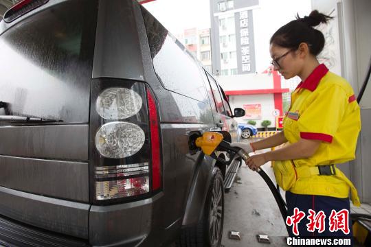 山西太原，私家车正在加油站加油。张云 摄