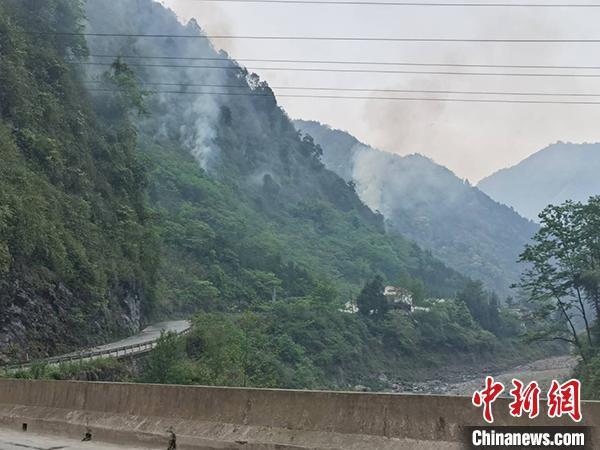 得到基本控制的山火现场。　杨勇 摄