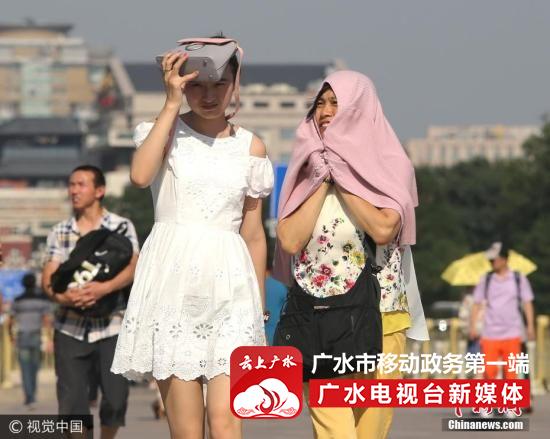 2017年7月10日，游客冒酷暑游览天安门广场。图片来源：视觉中国