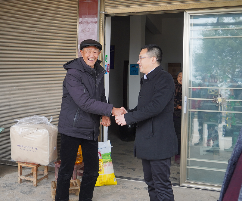 廖志文还走访慰问了敖棚村,群祥村部分贫困户和老党员,了解他们的生产