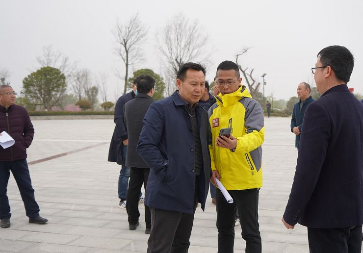 3月4日,副县长王笠前往万福店农场凤凰山村,对2021随县国土绿化活动暨