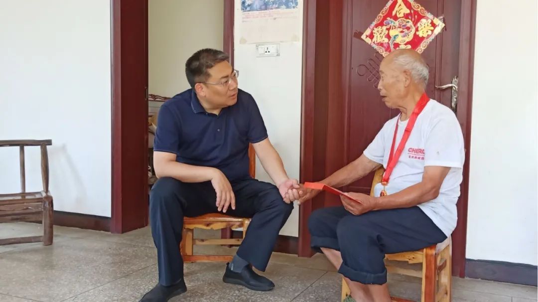 纪委书记张晓鸿赴洪山镇向老党员颁发纪念章县委常委,宣传部长刘炳坤