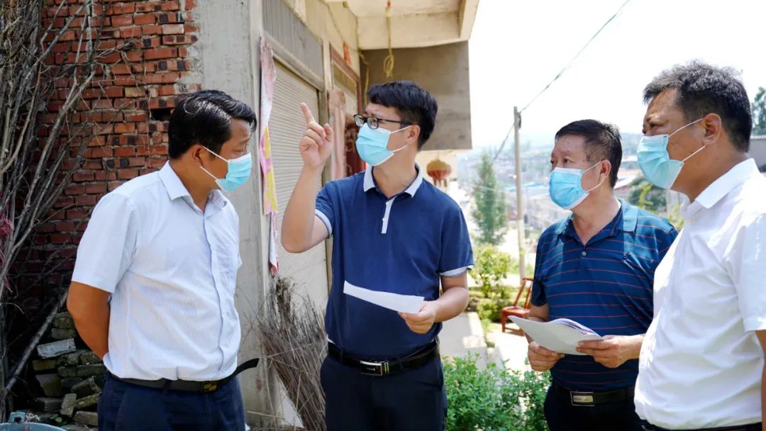 每到一处,黄宗超要求镇,村各级干部一定要落实落