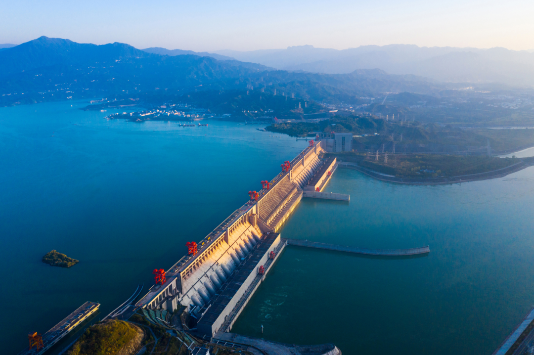 三峡大坝全景△三峡人家景区曾在深闺人未识长唱不衰扬美名近年来