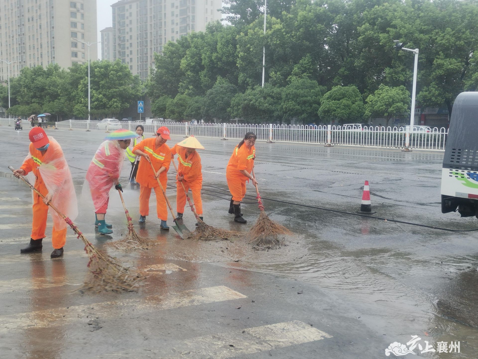 环卫工人雨后清淤 全力保障道路畅通