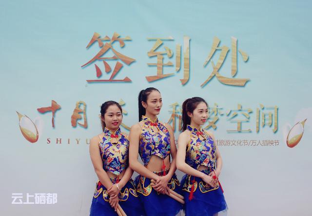 五一你干嘛去了？我去看土家妹子了！