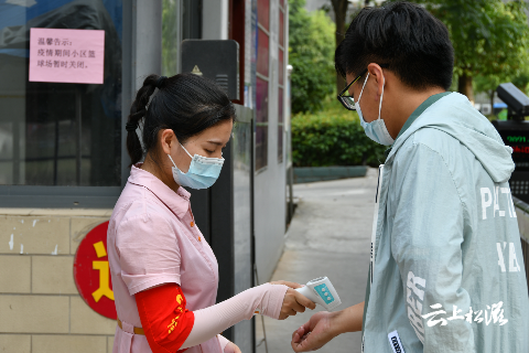 今年32岁的曾邱容家住杨家冲社区,刚刚陪儿子过完6岁生日的她,主动