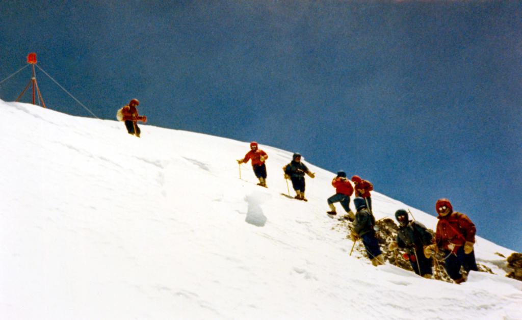 1975年5月27日,我国9名登山队员登顶珠穆朗玛峰,并首次测得珠峰8848
