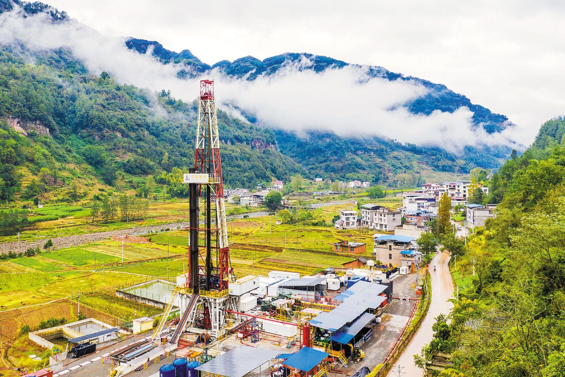 中国石化江汉石油工程钻井一公司页岩气开采施工现场在群山环抱之中
