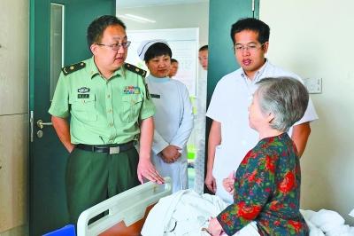 赵永医生（右二）和科室专家会诊黄奶奶（右一）病情。