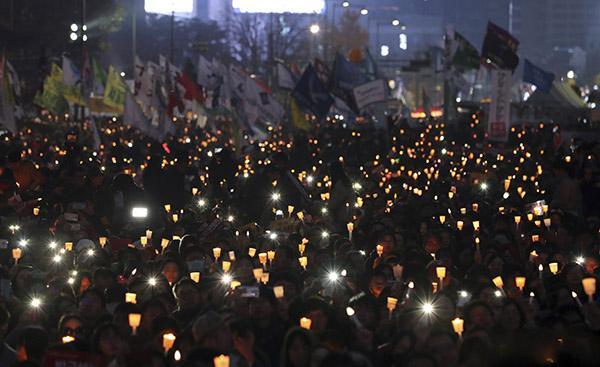 韩民众举行第四轮烛光集会要朴槿惠下台，超过100万人参加