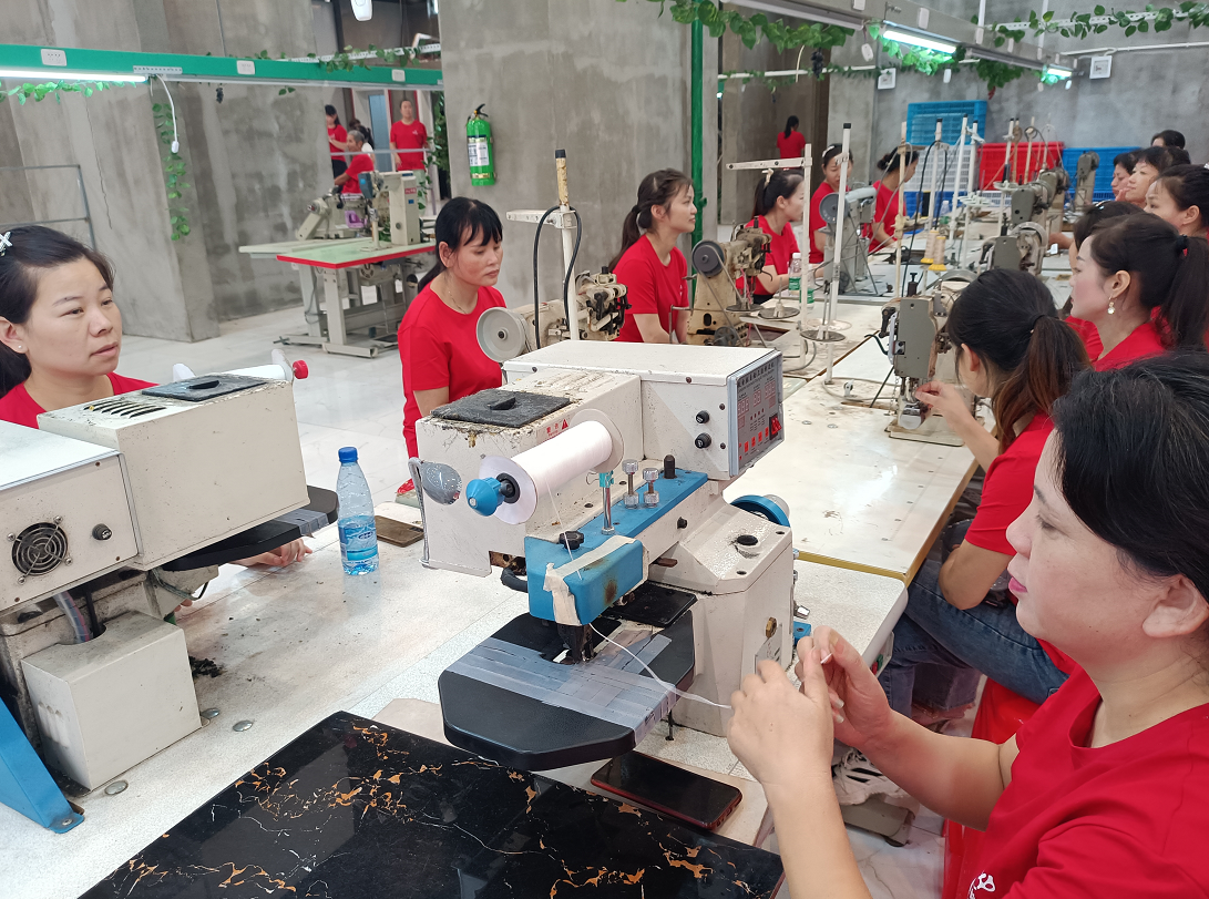 从2003年开始夫妻俩就自己招了50多名工人在温州开办了一家小鞋厂当起