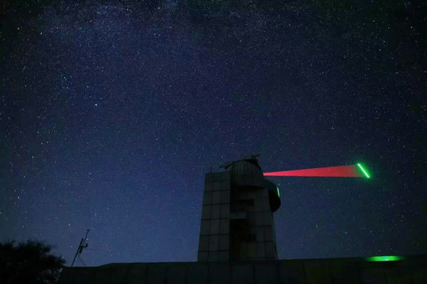 资料图：墨子号量子卫星和地面兴隆站进行的通信试验照片。