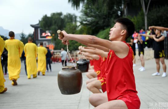 少林武术节登封少林寺预演 近三万名弟子秀绝技