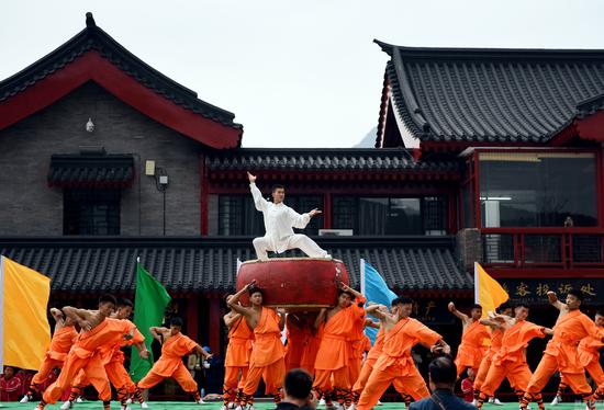 2016年10月14日，河南省郑州市，少林武术节在登封少林寺院外预演。近三万名学员表演的少林绝技，包括八段锦、罗汉棍、田间地头、功夫足球、器械对练等气势恢宏。沙浪/视觉中国