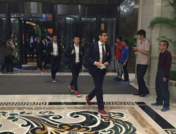 国足队员步入酒店。