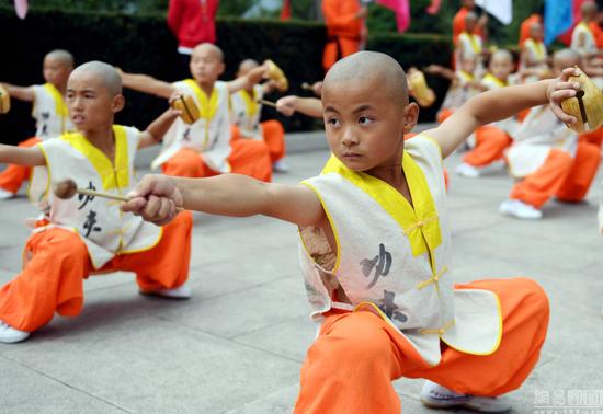 少林武术节登封少林寺预演 近三万名弟子秀绝技