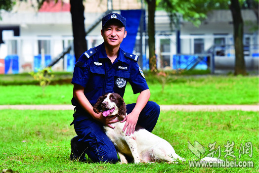 警犬与训导员 通讯员 汪泽栋 摄.jpg