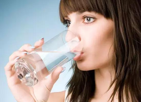 晨起第1杯水竟如此重要！喝错水影响你一生健康，现在改还不晚