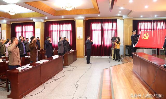 黄冈中院党组书记肖笛参加所在支部主题党日活动