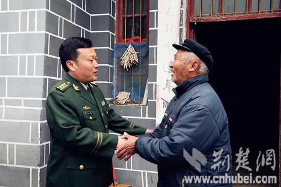 看望慰问困难群众_副本.jpg