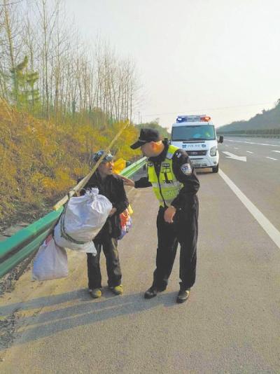 一八旬老人误上高速公路 民警将其安全送回家